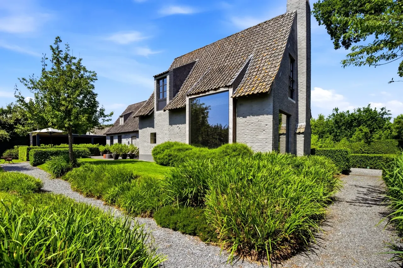 Landelijke villa met verzorgde tuin in West-Vlaanderen
