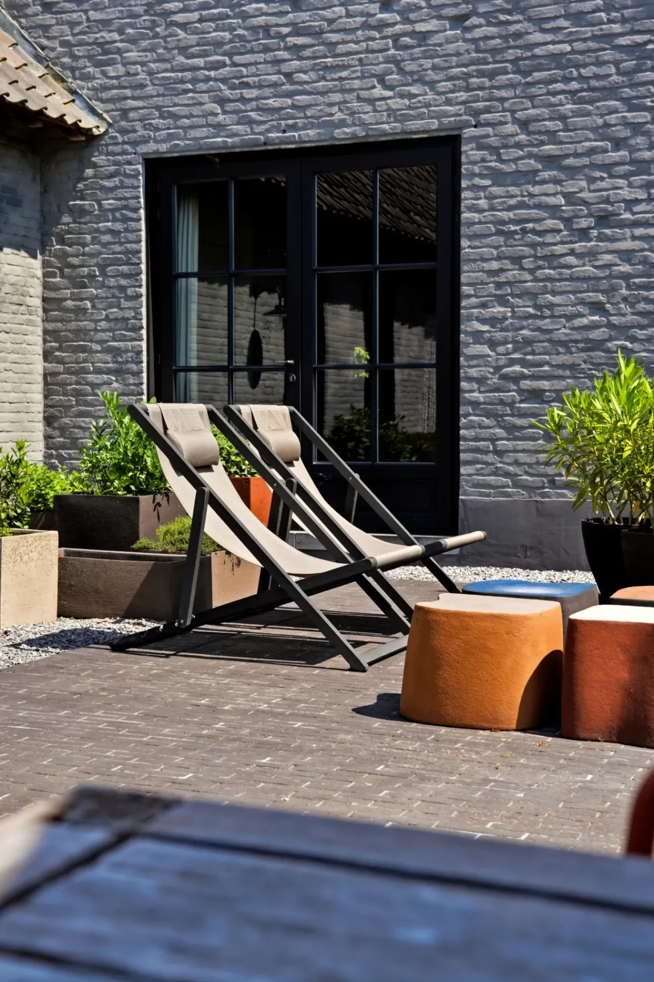 Terras naast een bakstenen woning met open deur